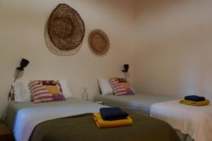 阿古洛Complejo Rural Pajar de Bento的客房内的两张床和毛巾