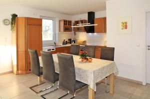 富伦多夫Haus Waldwiese的厨房配有餐桌和椅子