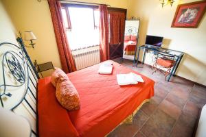 乌斯怀亚Hotel Campanilla的一间卧室设有红色的床和窗户。