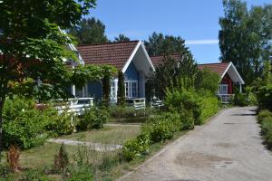 乌塞林Ferienhaus Seeadler的一条土路上的小屋