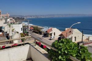 维纳德马HERMOSO APARTAMENTO CON TERRAZA Y VISTA AL MAR的阳台享有海景。