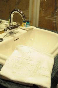 阿格特普图德拉斯尼威斯酒店的浴室水槽和白色毛巾