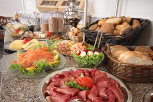 格洛米茨温蒂妮酒店的餐桌上的自助餐,包括不同种类的食物