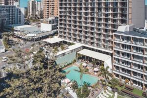 黄金海岸黄金海岸小岛酒店的享有带游泳池的大型建筑的空中景致