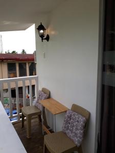 塔比拉兰戈麦斯公寓的客房设有桌椅和阳台。