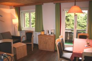巴特维塞Fockenstein的客厅配有桌椅和窗户。