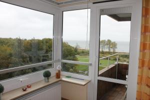格洛米茨Hanseat II App 184 "Meerblick Grömitz"的客房设有海景窗户。