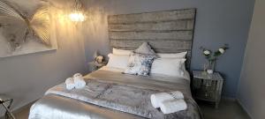兰格班Rox and Sea Country Lodge的一间卧室配有一张带两条白色毛巾的床