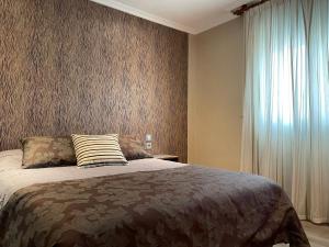 VillamarcielLa Siesta的一间卧室设有一张大床和一个窗户。