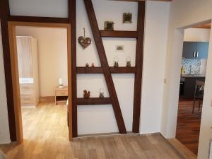 劳沙Waldblick - a48825的客厅设有壁挂式木架
