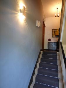 勒伯尔Morizan的走廊上设有蓝色墙壁的楼梯