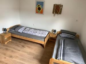 AssamstadtFerienwohnung Ertl的一间卧室,配有两张床