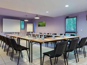 希利马扎兰ibis budget Chilly-Mazarin Les Champarts的大型会议室,配有长桌子和椅子