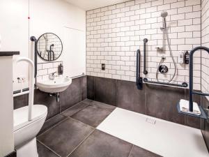 萨顿ibis London Sutton Point的一间带卫生间和水槽的浴室