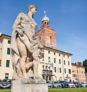威尼托自由堡亚拉托瑞酒店的建筑物前的一个人雕像