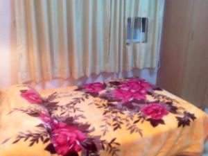 香港东方明珠旅馆的一张床上的鲜花盛开的睡床