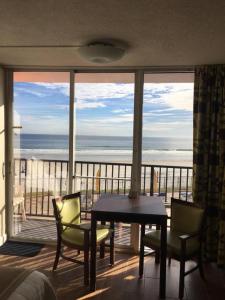 代托纳海滩湾海滨汽车旅馆的配有桌椅的海景客房