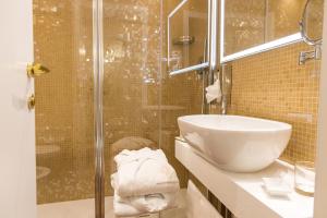 威尼斯Hotel San Zaccaria的一间带水槽和淋浴的浴室