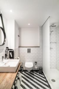 威斯巴登pentahotel Wiesbaden的浴室配有白色水槽和卫生间。