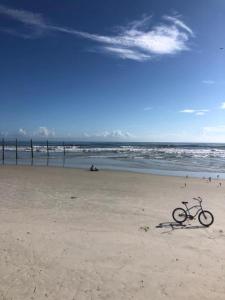 代托纳海滩湾海滨汽车旅馆的坐在海边的自行车