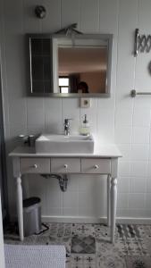 Liebshausenbel-etage的一间带水槽和镜子的浴室