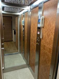 拉伊韦斯Villa Greta的一部电梯,一部电话,一扇门,一条走廊