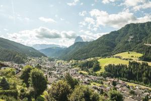 奥蒂塞伊Chalet Residence Alpinflair的享有山区小镇的景色