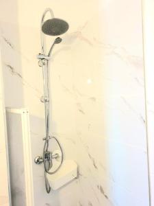 拉克鲁斯Alfa Omega (VALLE-LUZ)的带淋浴的浴室,拥有白色的大理石墙壁