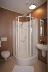 珀希拉恩帕克拉尼普路酒店的带淋浴、卫生间和盥洗盆的浴室