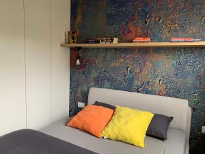 厄尔科Apartment Nadia的一张沙发,上面有两个色彩缤纷的枕头