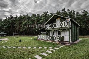 LipowiecSłoneczny Zagajnik-domek na skraju lasu, Roztocze, Zwierzyniec的田间中的小房子
