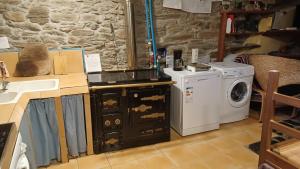 卡斯特罗卡尔德拉斯A Palleira的厨房配有水槽和洗衣机