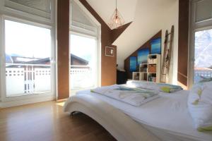 布赫拜延巴赫Ferienhaus Simone ACH001的一间卧室设有两张床和两个大窗户