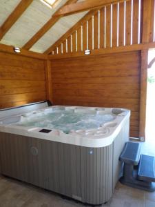 波罗斯洛Melody Huis的木天花板的客房内的热水浴池