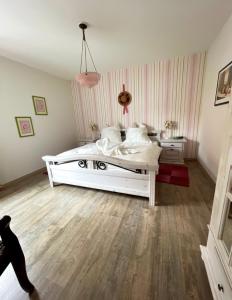 KemmernMainsommer的卧室配有白色的床,铺有木地板