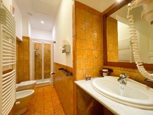 切法卢拉普露米丽雅酒店的一间带水槽、卫生间和镜子的浴室