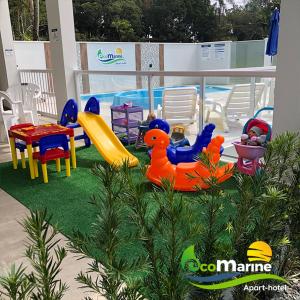 佩尼亚Ecomarine Apart-hotel 800 m Beto Carrero的一个带玩具和游泳池的儿童游乐区