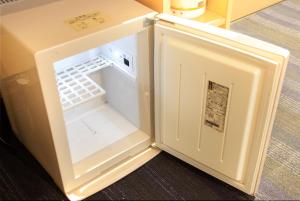 仙台Sendai Business Hotel Ekimae - Vacation STAY 71937v的小型白色冰箱,门打开