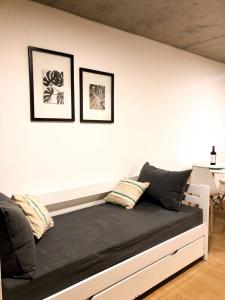 罗萨里奥Cilveti 468 departamento con cochera, excelente ubicación的墙上有三张照片的房间的一张床位