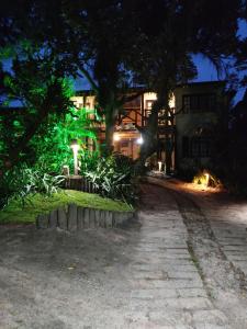 瓜尔达恩巴Nalua Guest House的夜晚点亮的房屋