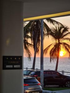 圣路易斯圣路易斯布里撒马尔酒店及SPA的从停车场欣赏到大海和棕榈树的景色