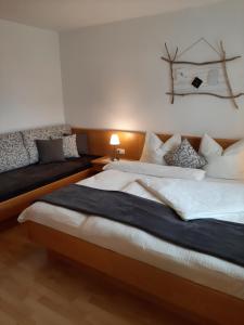 维尔芬翁维尔哈勒公寓的一间带两张床和一张沙发的卧室