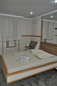 里约热内卢Hotel Casa Blanca - Adults Only的一间卧室设有一张大床和一个窗户。