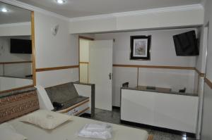 里约热内卢Hotel Casa Blanca - Adults Only的客房设有床、沙发和电视。