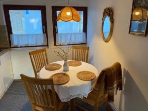 海利根港Altstadthaus zur Weide的餐桌、白色桌布和椅子