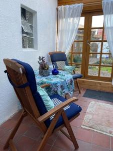 海利根港Altstadthaus zur Weide的庭院配有桌子、两把椅子、一张桌子和一张桌子及椅子。