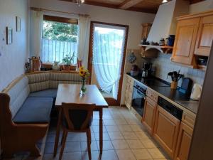 蒂蒂湖-新城Sommerruhe的带小桌子的厨房和带沙发的厨房