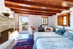 莫奈姆瓦夏玛尔维萨传统酒店的带壁炉的客房内的两张床