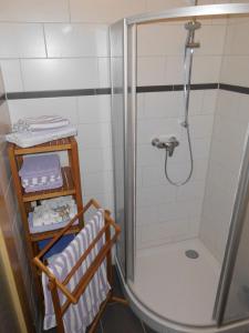 马尔洛Ferienwohnung "Im Pfarrhaus Marlow"的浴室设有淋浴间和毛巾