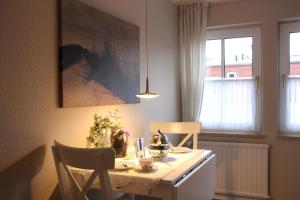 斯匹科罗格Dörphuus Wohnung Dorfblick的厨房配有桌椅和窗户。